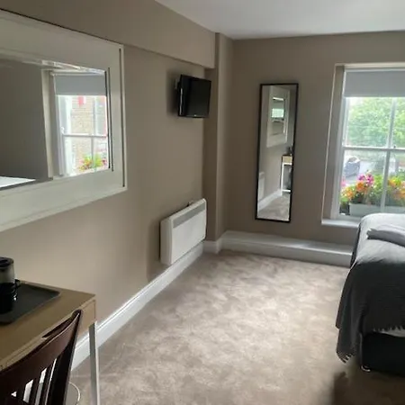 فندق The Merry Cobbler